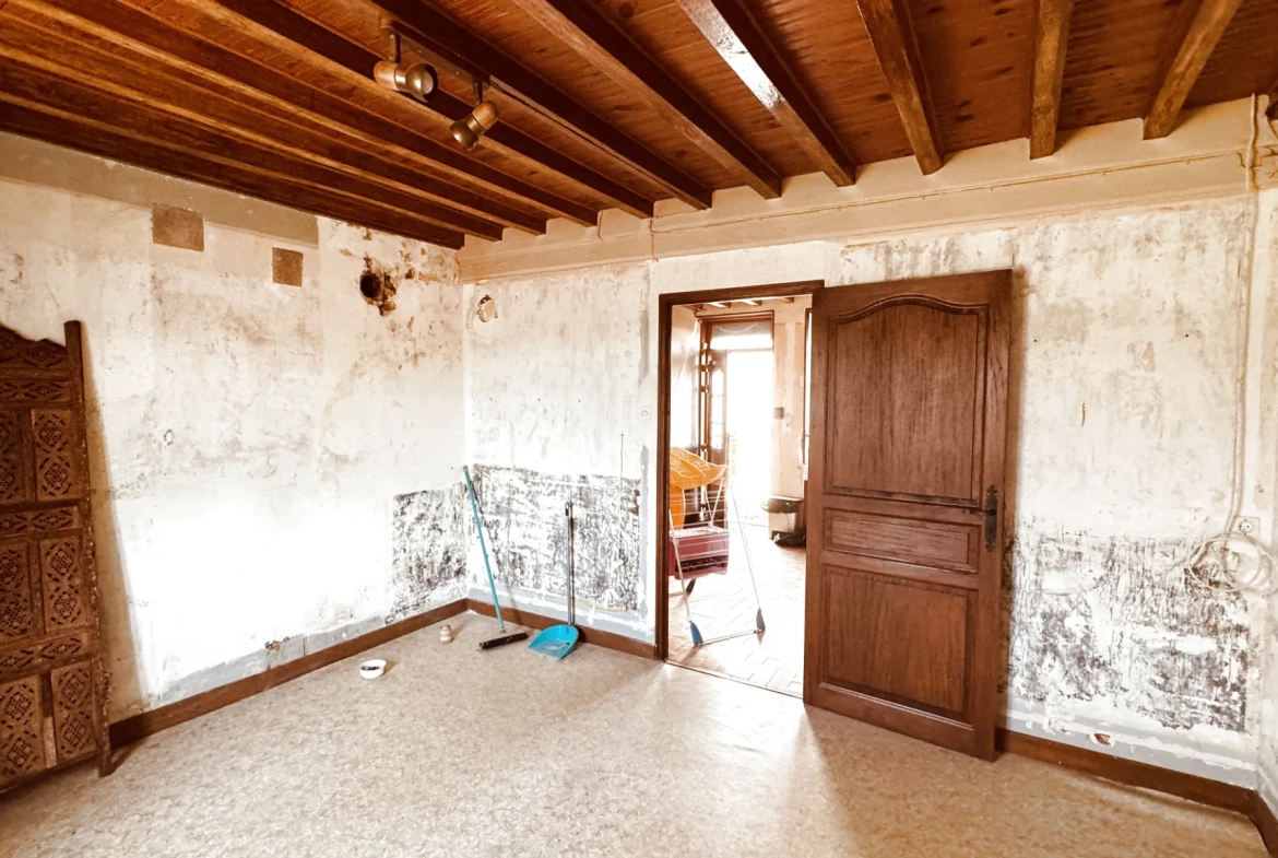 Maison à vendre à Valloux - Charmante propriété avec cour et grange en pierre 