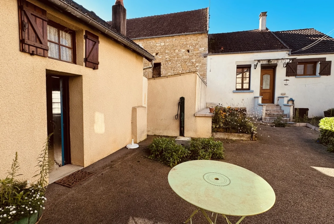 Maison à vendre à Valloux - Charmante propriété avec cour et grange en pierre 