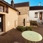 Maison à vendre à Valloux - Charmante propriété avec cour et grange en pierre