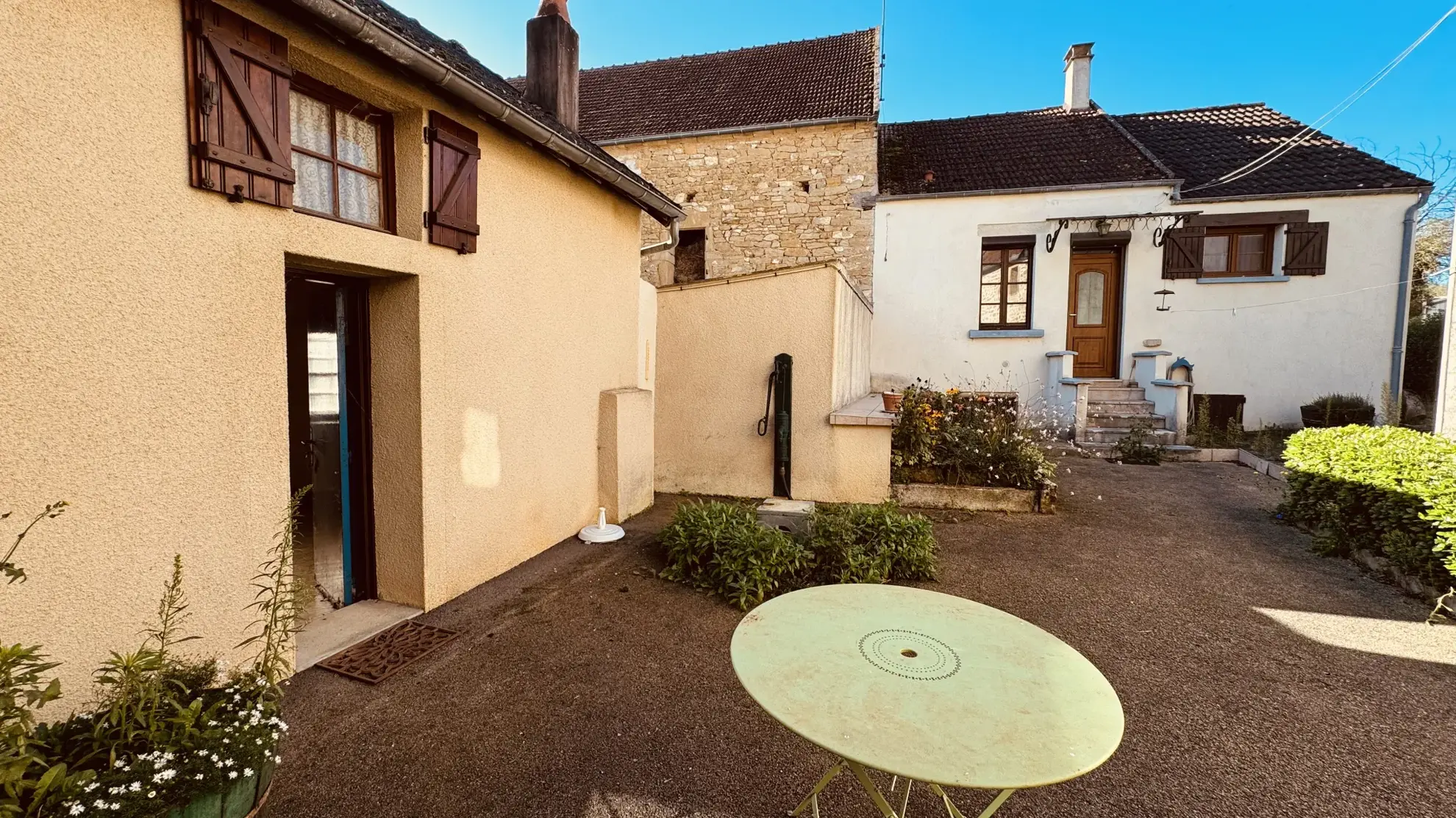 Maison à vendre à Valloux - Charmante propriété avec cour et grange en pierre 