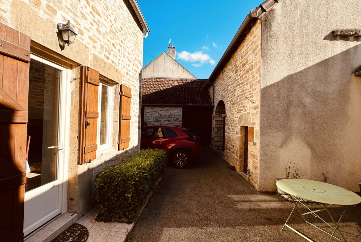 Maison à vendre à Valloux - Charmante propriété avec cour et grange en pierre 