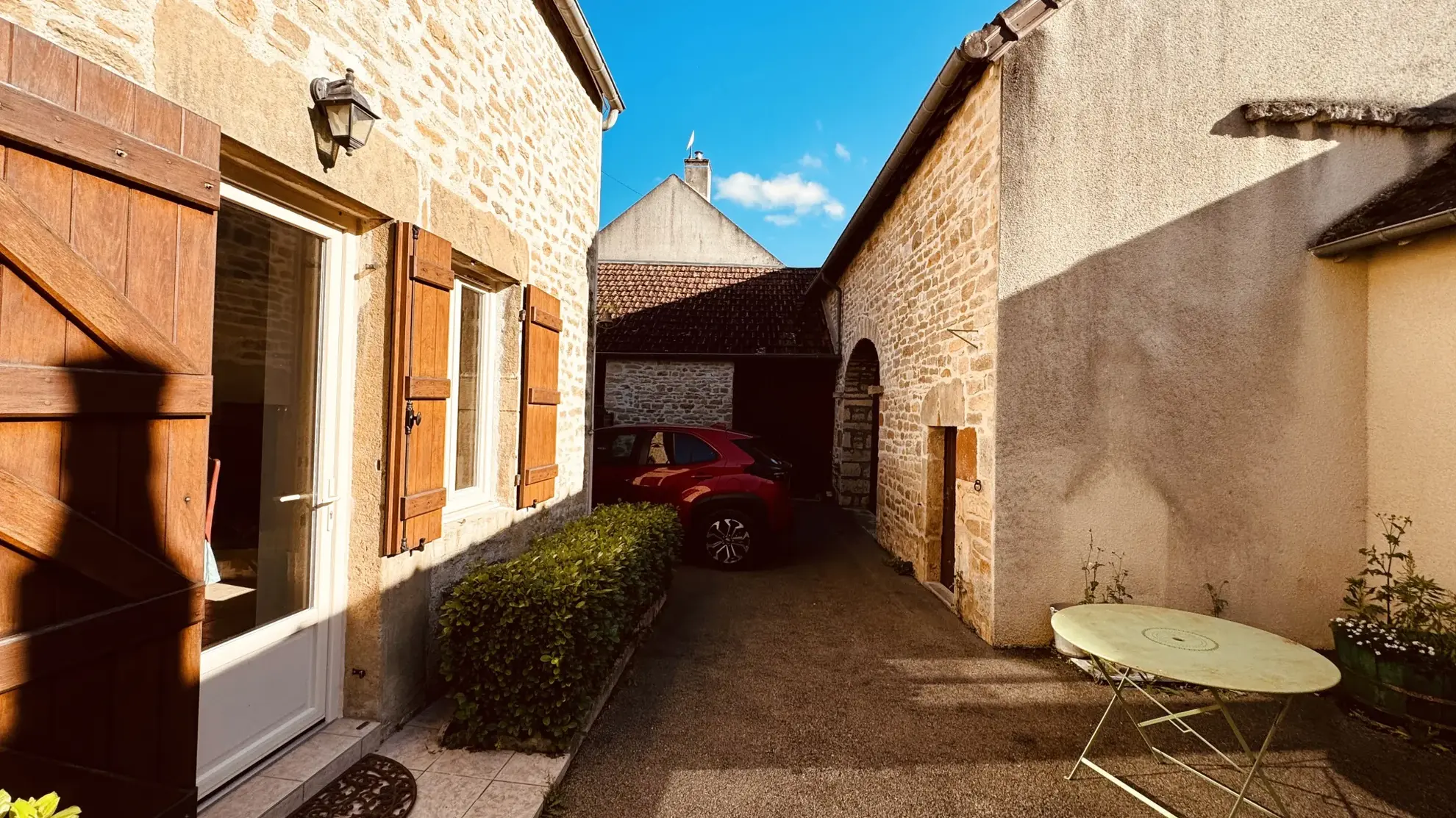 Maison à vendre à Valloux - Charmante propriété avec cour et grange en pierre 
