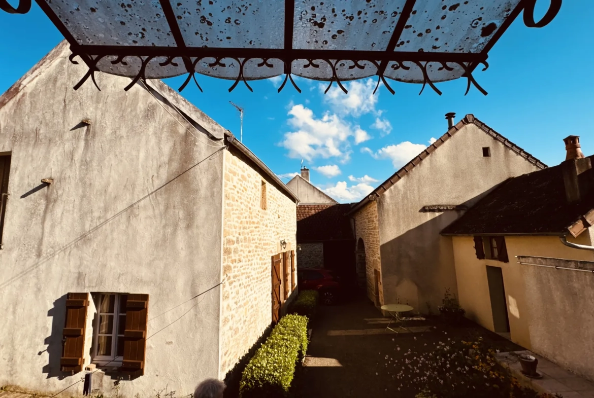 Maison à vendre à Valloux - Charmante propriété avec cour et grange en pierre 