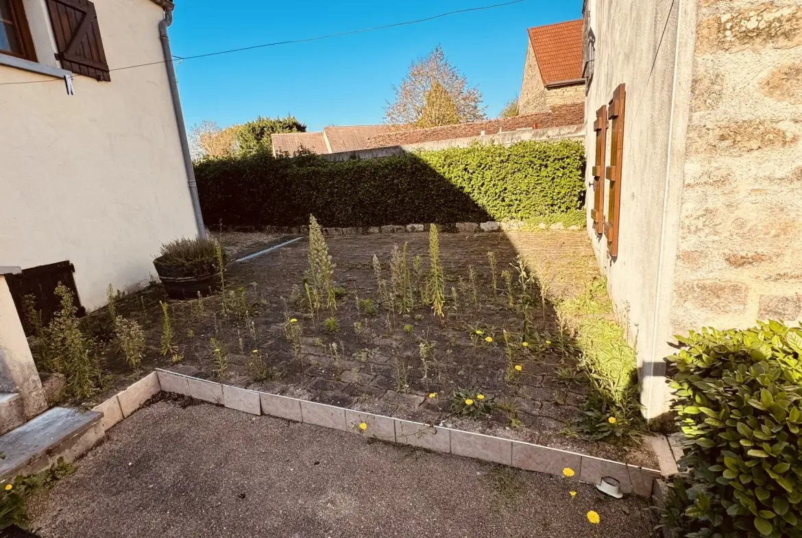 Maison à vendre à Valloux - Charmante propriété avec cour et grange en pierre 