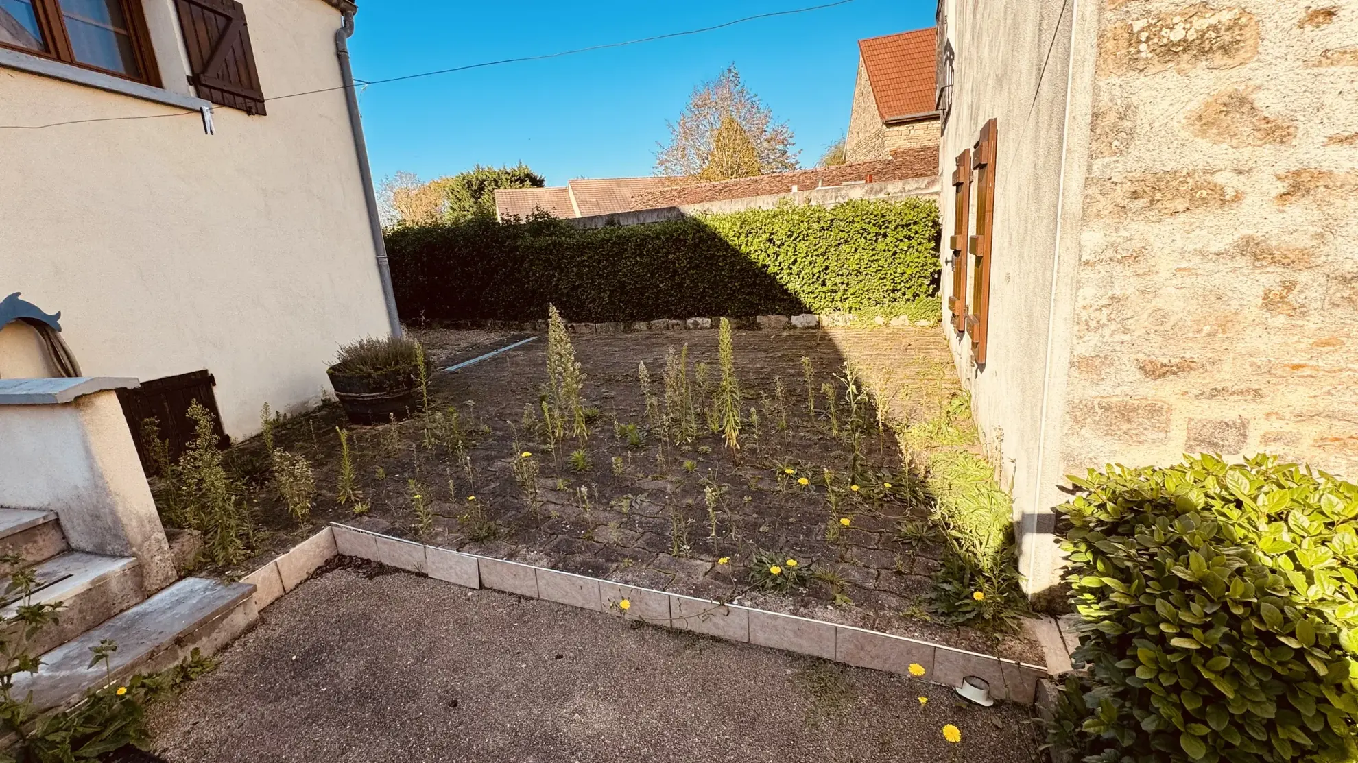 Maison à vendre à Valloux - Charmante propriété avec cour et grange en pierre 