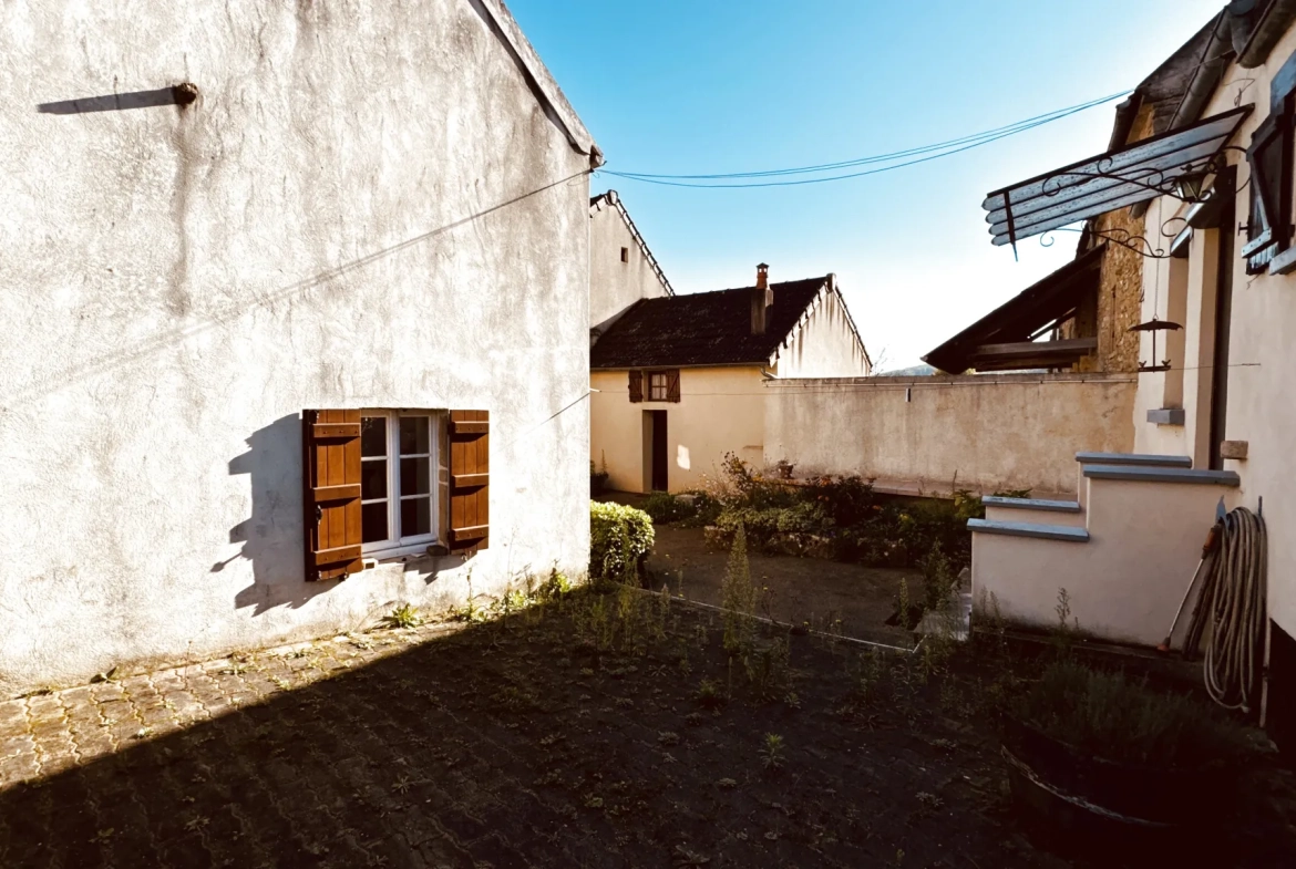 Maison à vendre à Valloux - Charmante propriété avec cour et grange en pierre 