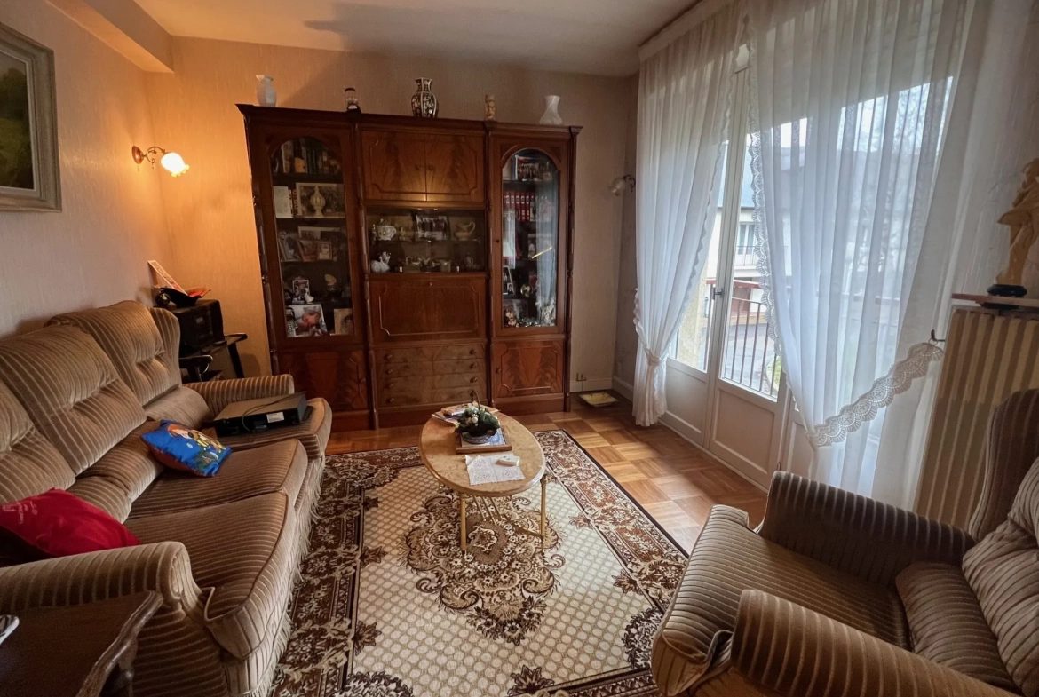 Maison à rénover de 6 pièces au centre du RHEU avec terrain et garage 