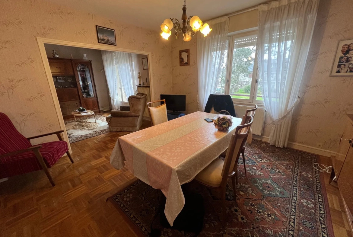Maison à rénover de 6 pièces au centre du RHEU avec terrain et garage 