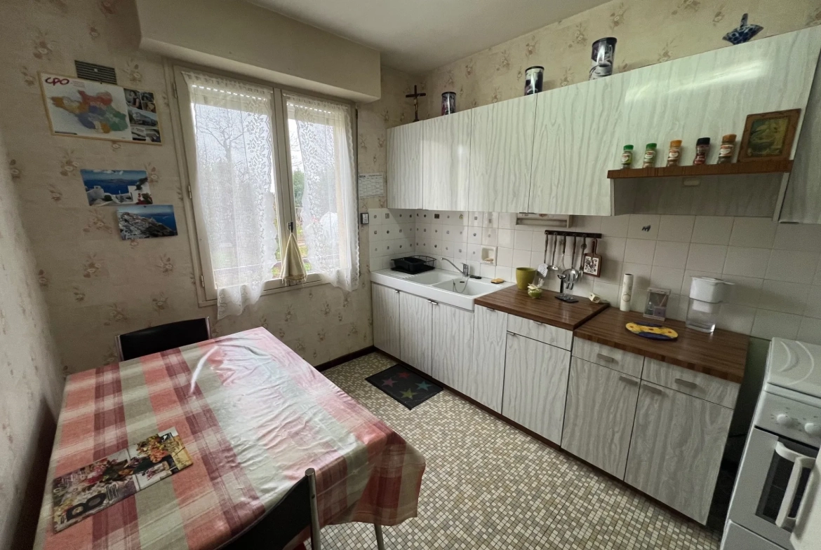 Maison à rénover de 6 pièces au centre du RHEU avec terrain et garage 