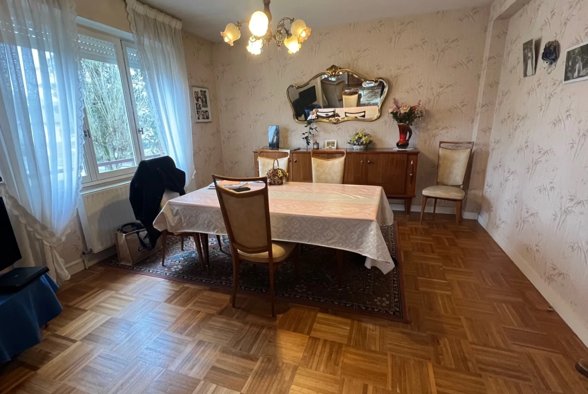 Maison à rénover de 6 pièces au centre du RHEU avec terrain et garage 