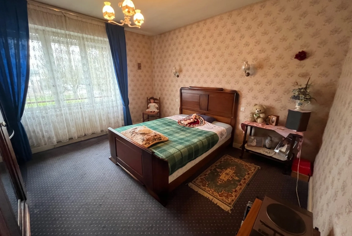 Maison à rénover de 6 pièces au centre du RHEU avec terrain et garage 