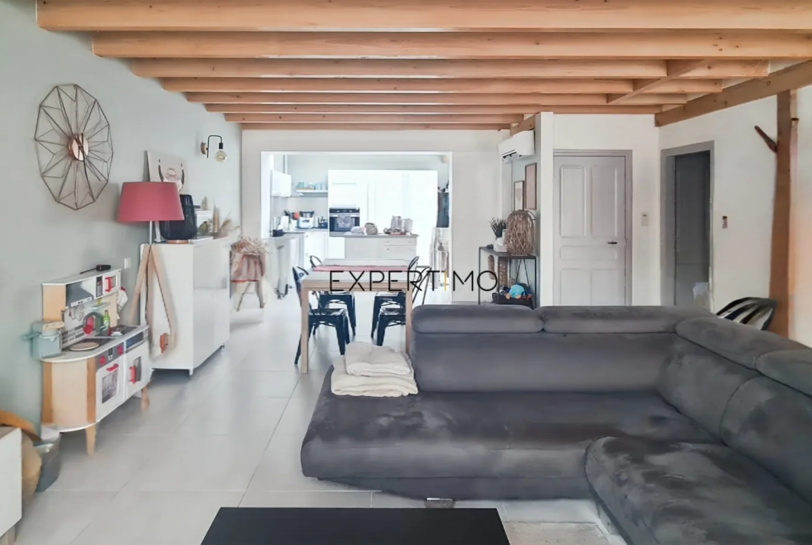 Maison de ville rénovée avec terrasse et garage au centre de Marmande 
