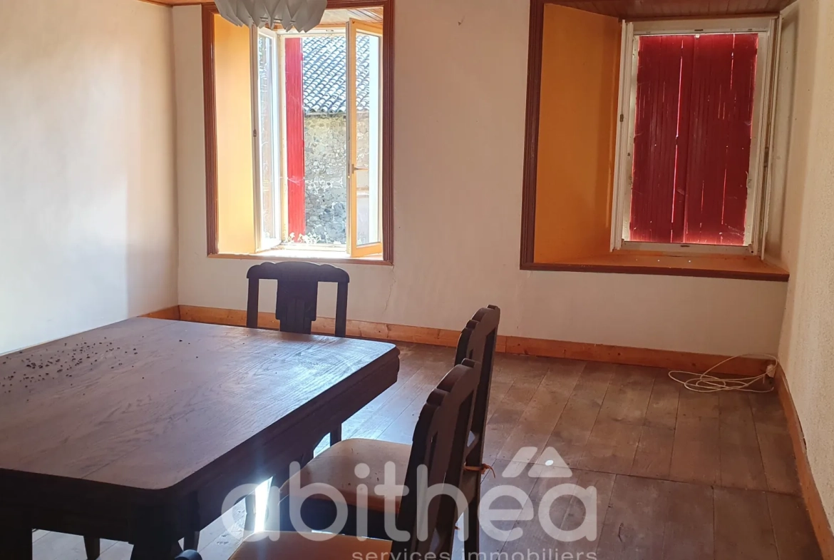 Maison en pierre à Cheronnac de 130 m² avec terrain de 220 m² à rénover 