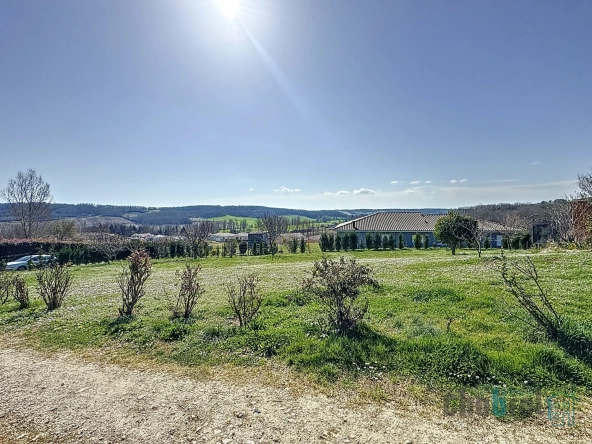 Belle maison de plain-pied avec jardin et panneaux solaires à La Salvetat Belmontet 