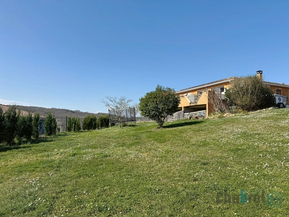 Belle maison de plain-pied avec jardin et panneaux solaires à La Salvetat Belmontet 