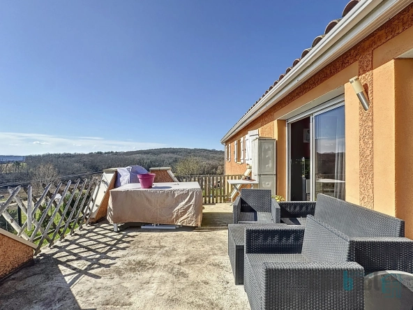 Belle maison de plain-pied avec jardin et panneaux solaires à La Salvetat Belmontet