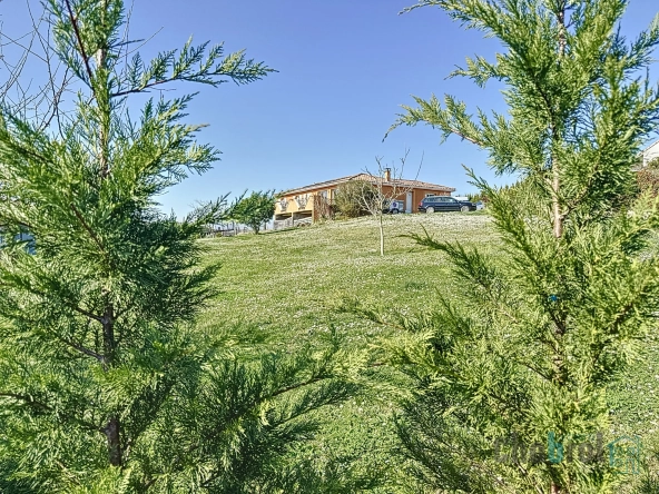 Belle maison de plain-pied avec jardin et panneaux solaires à La Salvetat Belmontet 