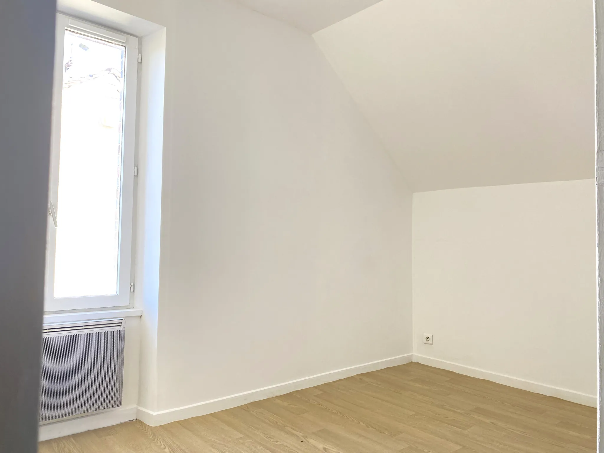 Maison de ville à Courtenay de 90 m² avec terrain privatif et dépendance 