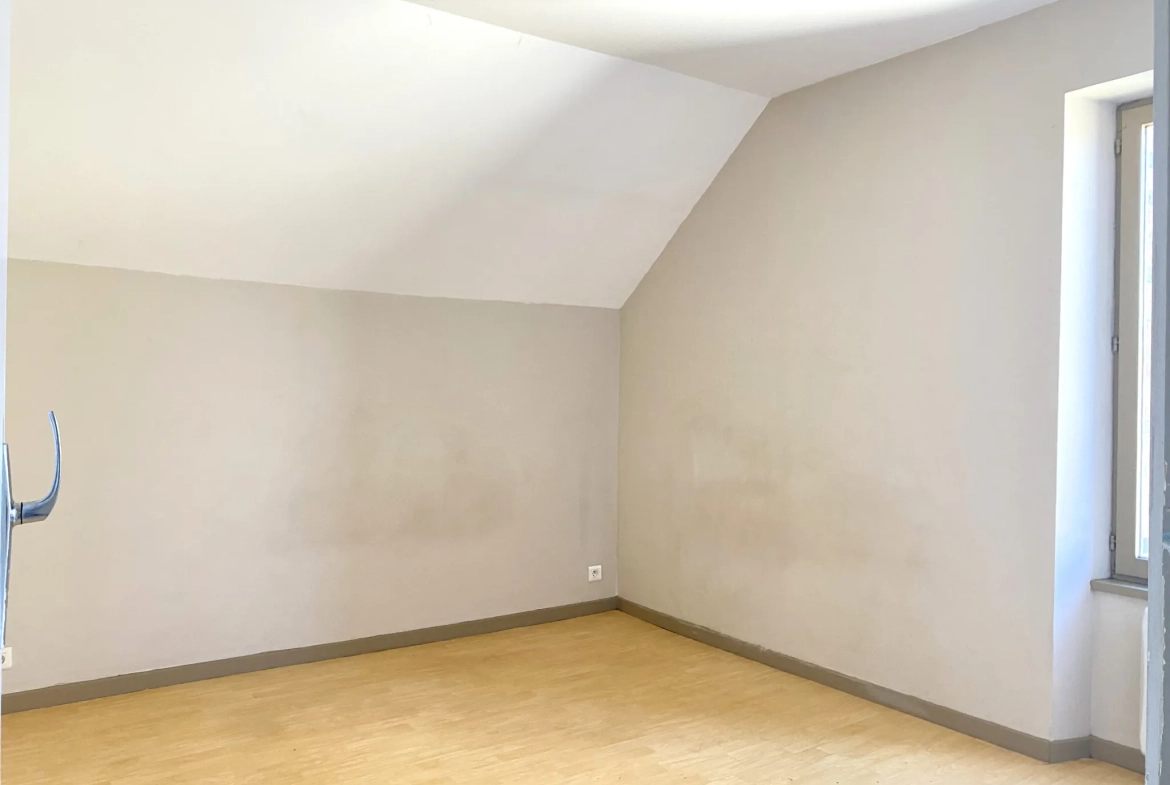 Maison de ville à Courtenay de 90 m² avec terrain privatif et dépendance 