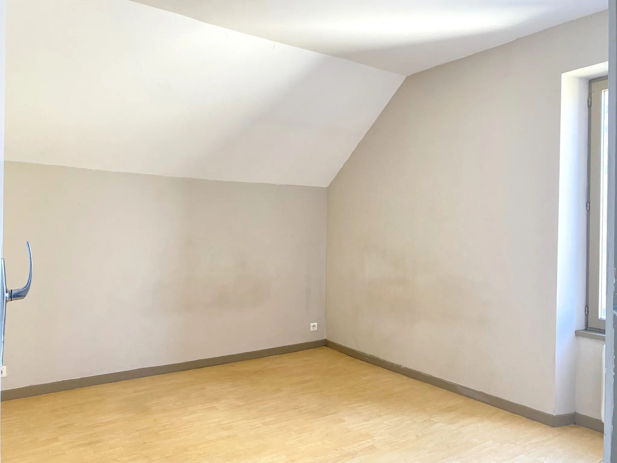 Maison de ville à Courtenay de 90 m² avec terrain privatif et dépendance 