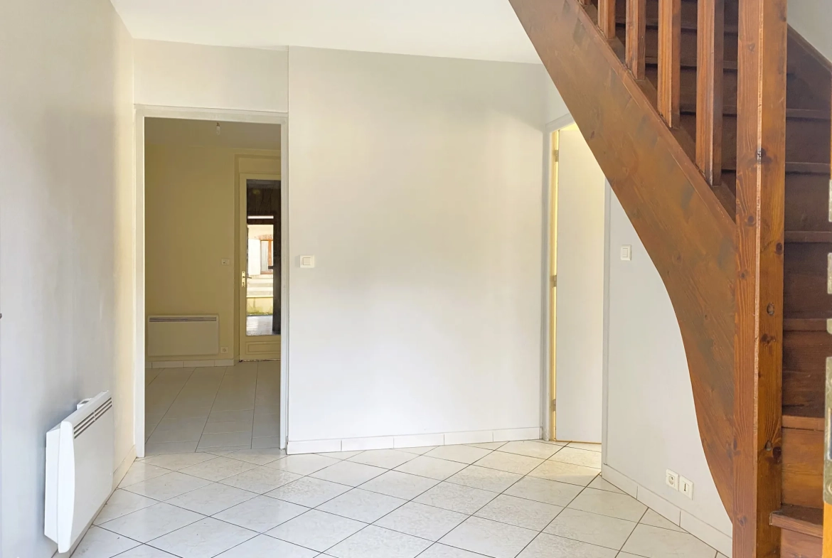 Maison de ville à Courtenay de 90 m² avec terrain privatif et dépendance 