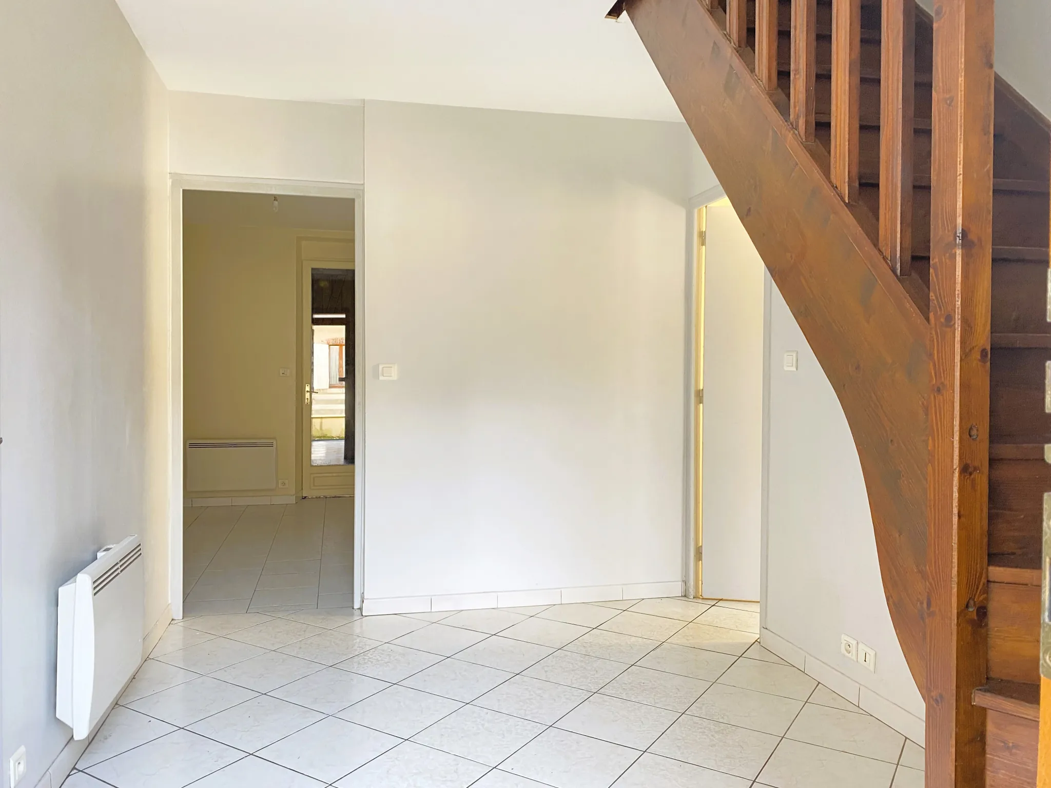 Maison de ville à Courtenay de 90 m² avec terrain privatif et dépendance 