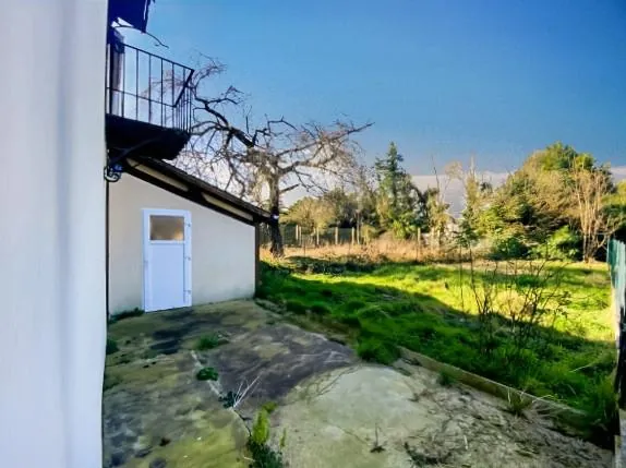 Maison de ville à Courtenay de 90 m² avec terrain privatif et dépendance 