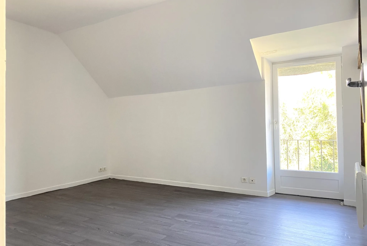 Maison de ville à Courtenay de 90 m² avec terrain privatif et dépendance 