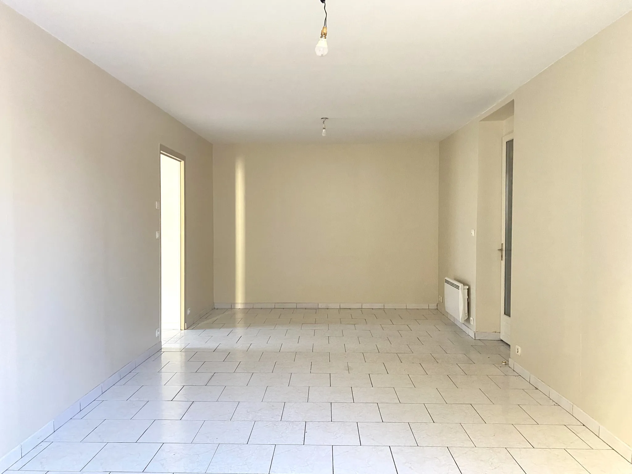 Maison de ville à Courtenay de 90 m² avec terrain privatif et dépendance 