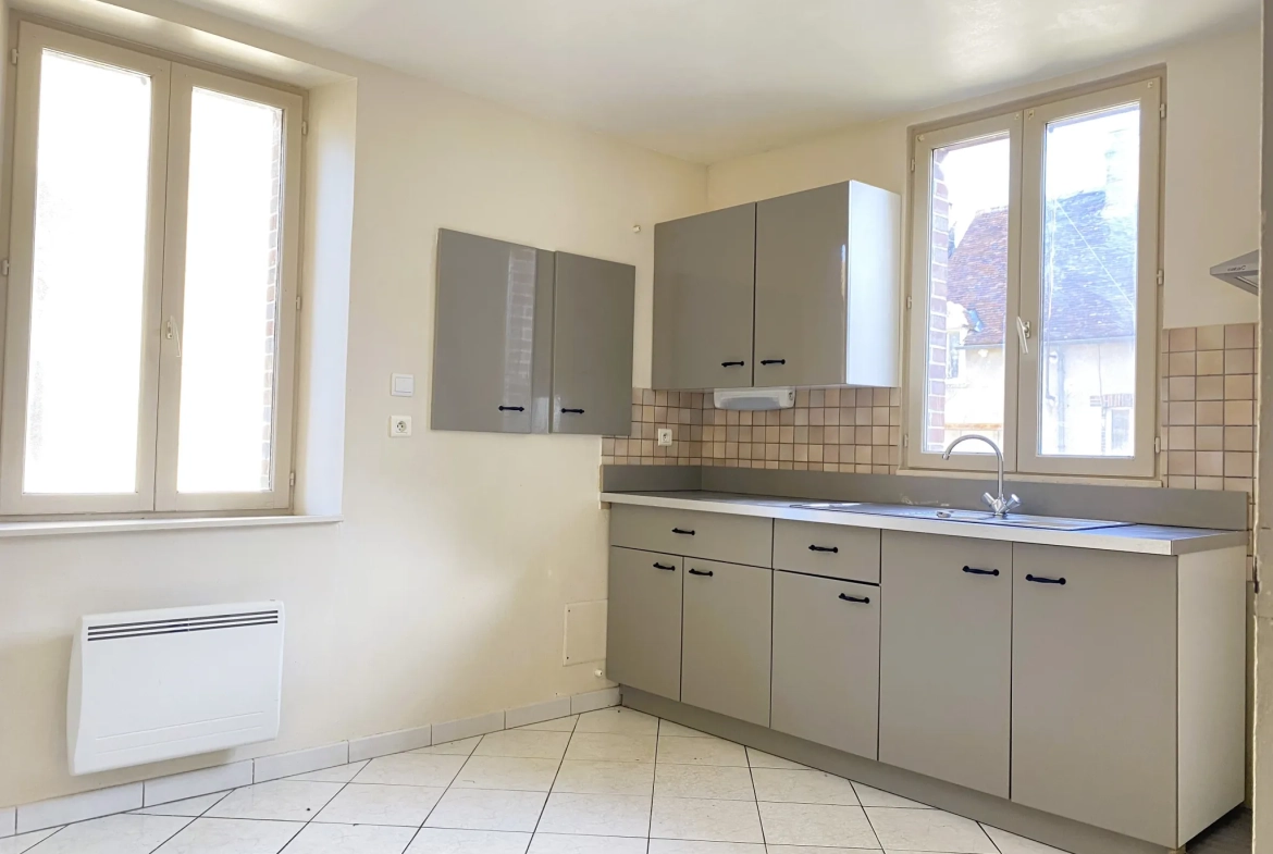 Maison de ville à Courtenay de 90 m² avec terrain privatif et dépendance 