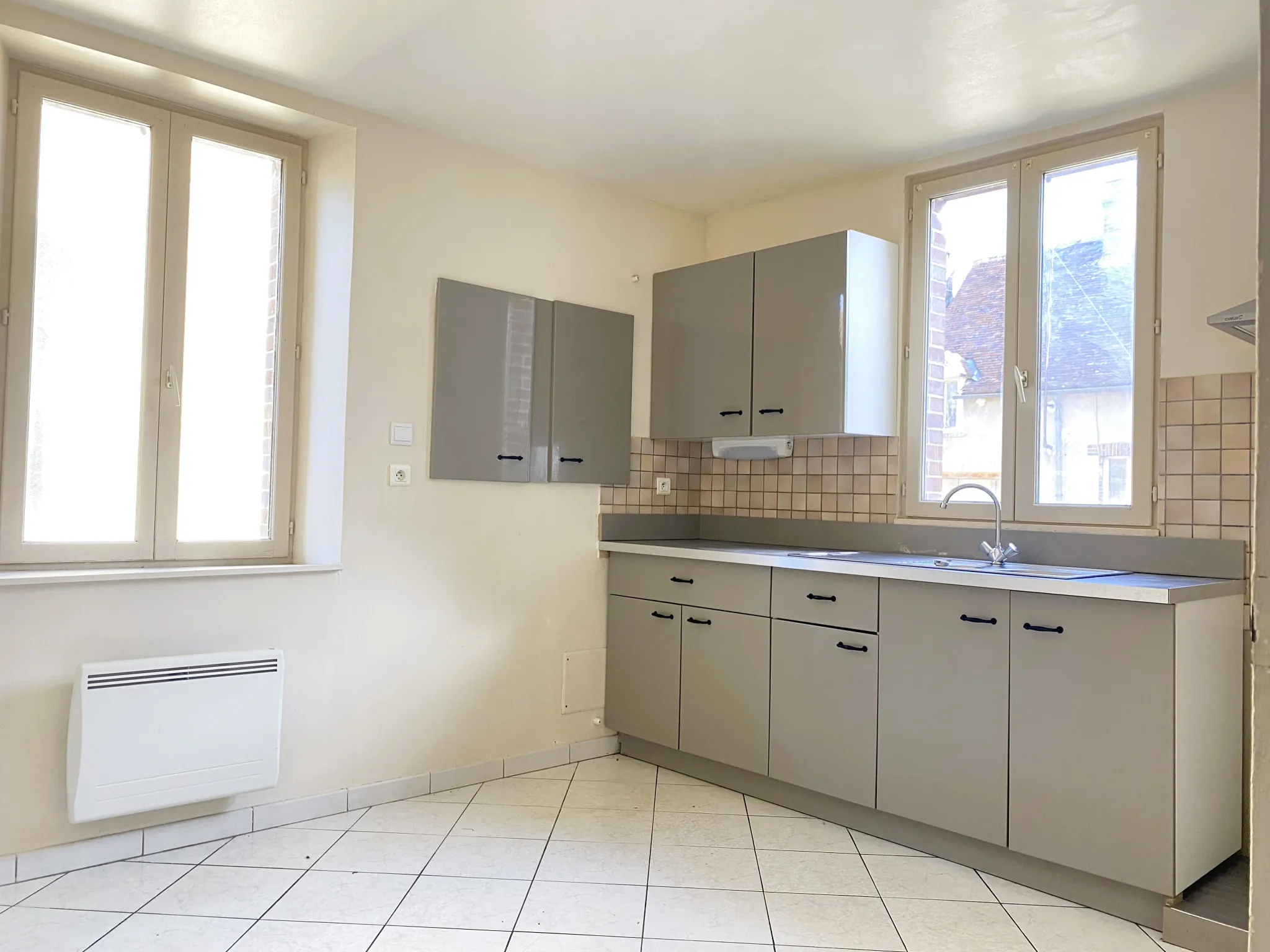 Maison de ville à Courtenay de 90 m² avec terrain privatif et dépendance 