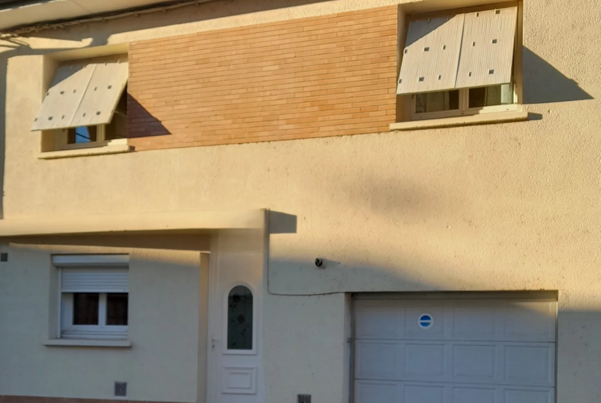 Maison familiale avec piscine, jardin, garage et dépendance à Moissac 