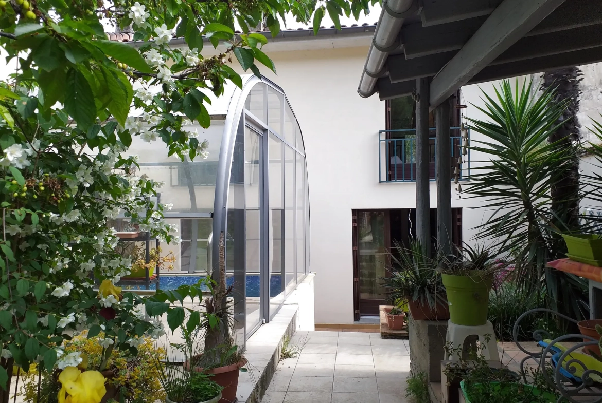 Maison familiale avec piscine, jardin, garage et dépendance à Moissac 