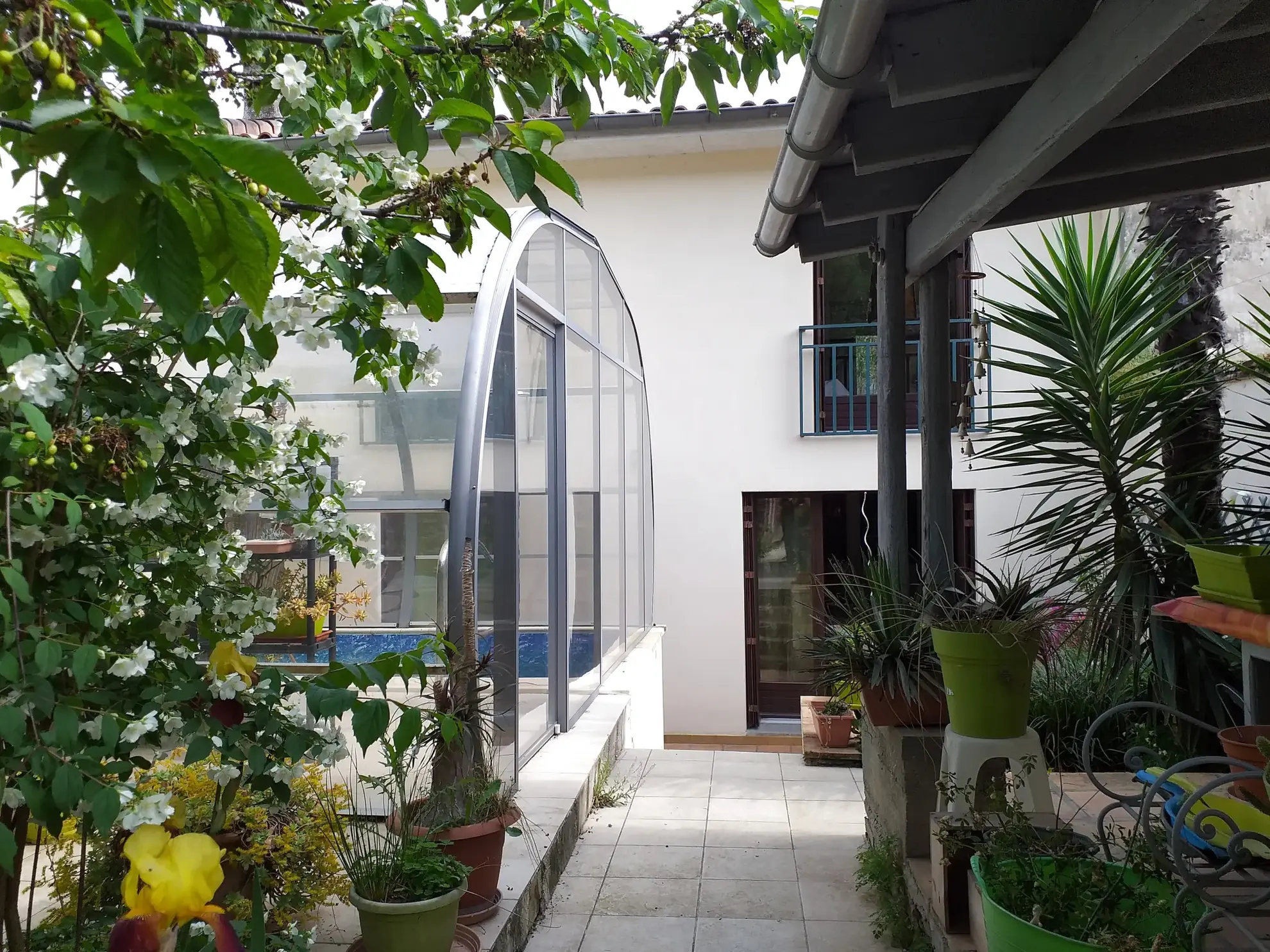 Maison familiale avec piscine, jardin, garage et dépendance à Moissac 