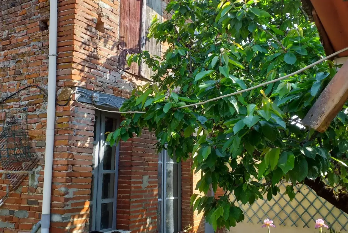 Maison familiale avec piscine, jardin, garage et dépendance à Moissac 