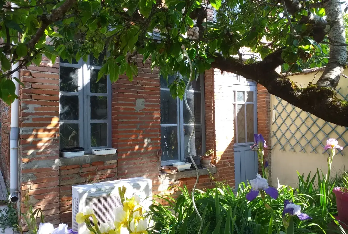 Maison familiale avec piscine, jardin, garage et dépendance à Moissac 