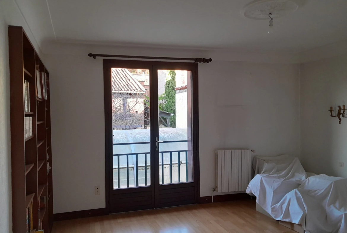 Maison familiale avec piscine, jardin, garage et dépendance à Moissac 