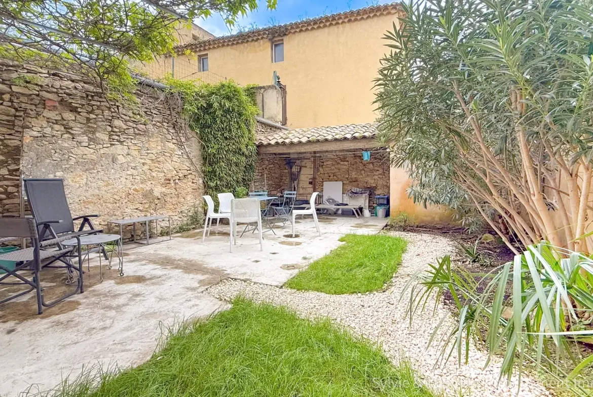 Maison de village à Caderousse avec jardin, 3 chambres, proche d’Orange et Avignon 