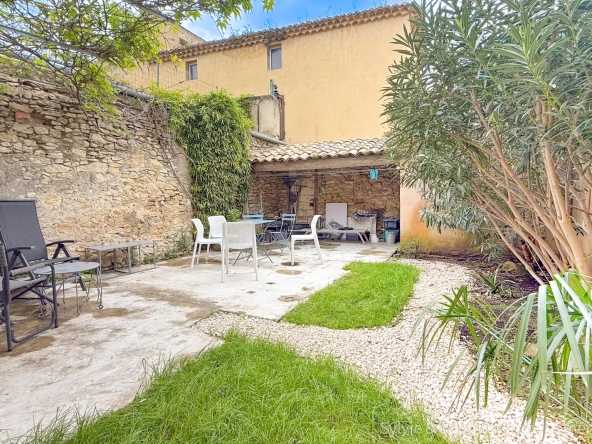 Charmante maison de village à Caderousse avec jardin à vendre 