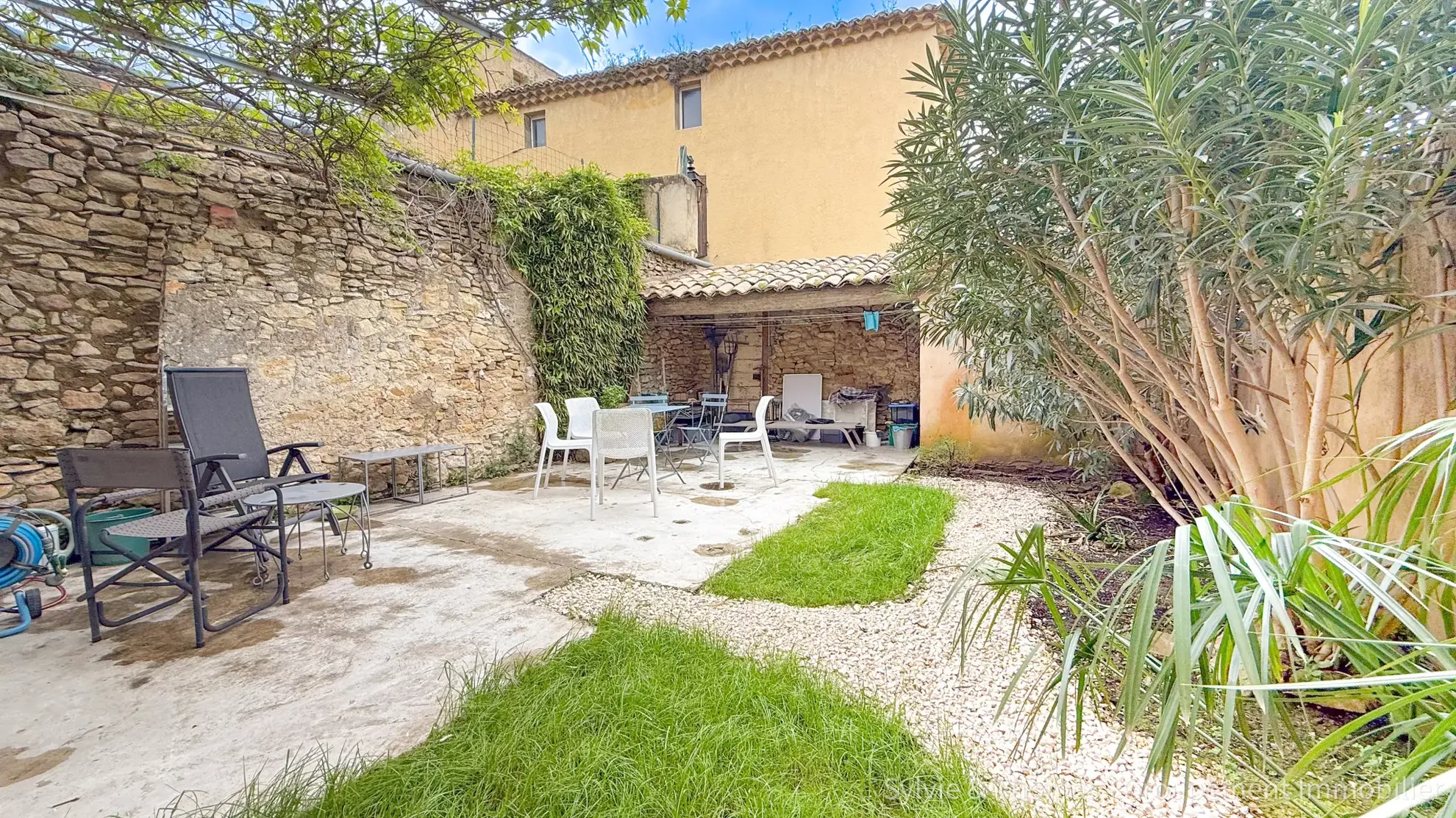 Maison de village à Caderousse avec jardin, 3 chambres, proche d’Orange et Avignon 