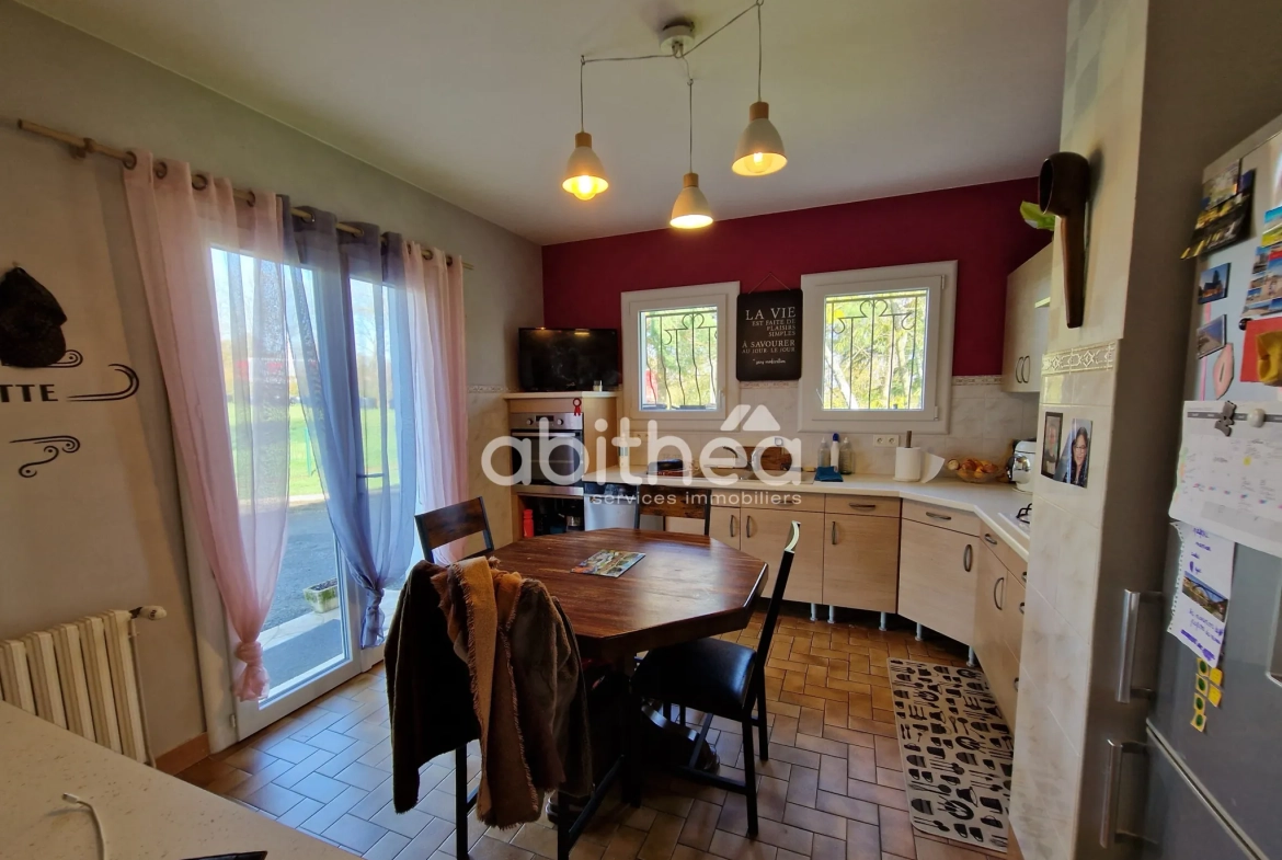 Maison semi-enterrée avec dépendance et grand terrain à Roumazières-Loubert 