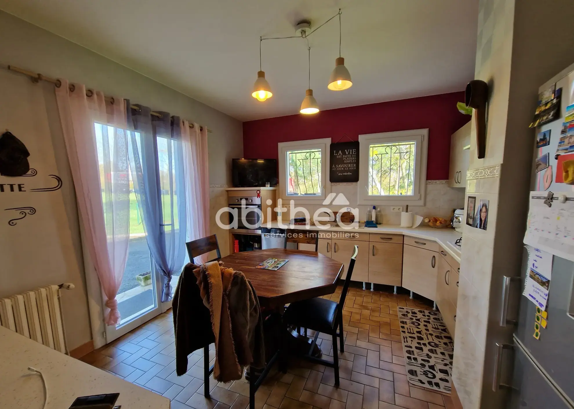 Maison semi-enterrée avec dépendance et grand terrain à Roumazières-Loubert 