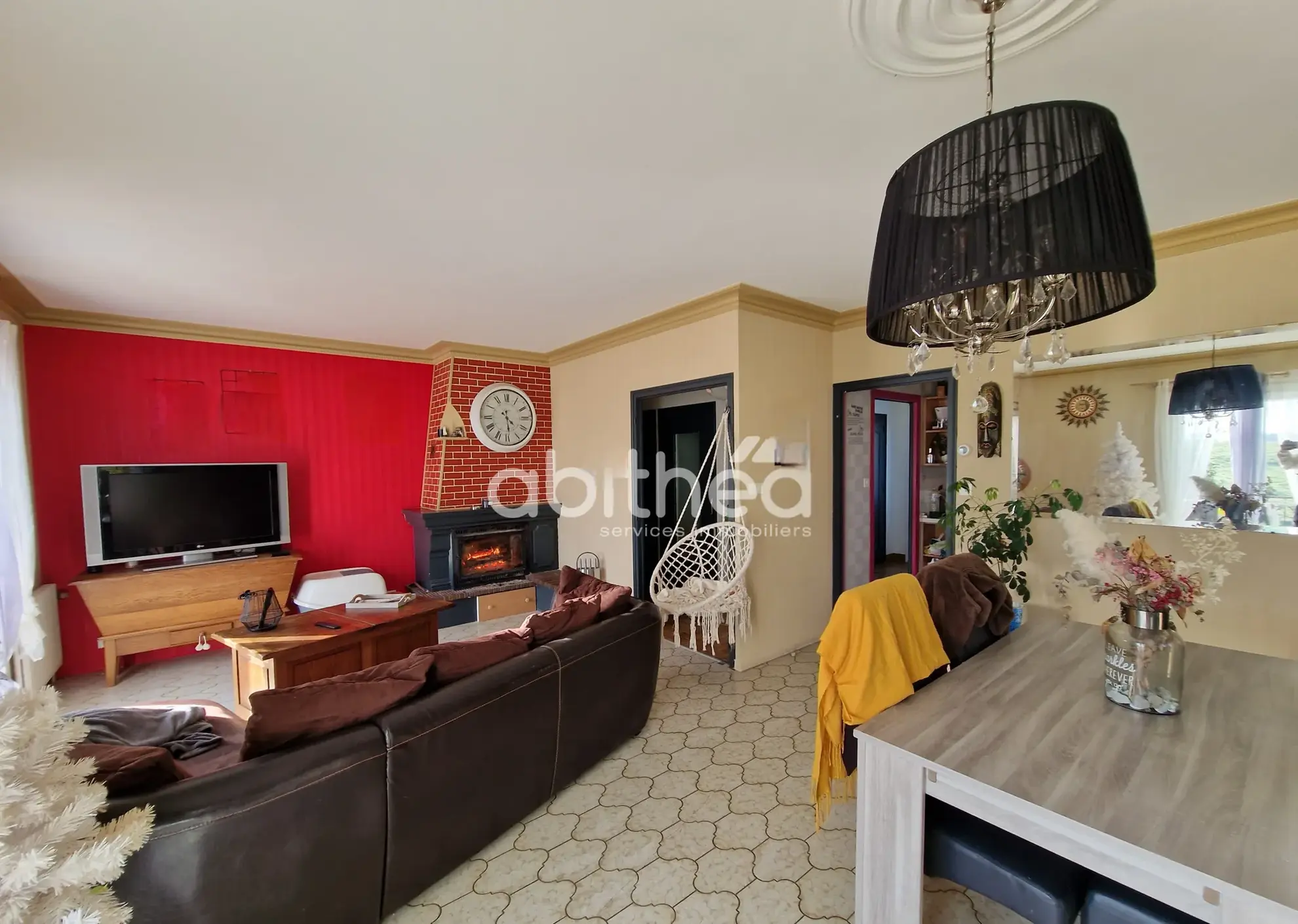 Maison semi-enterrée avec dépendance et grand terrain à Roumazières-Loubert 