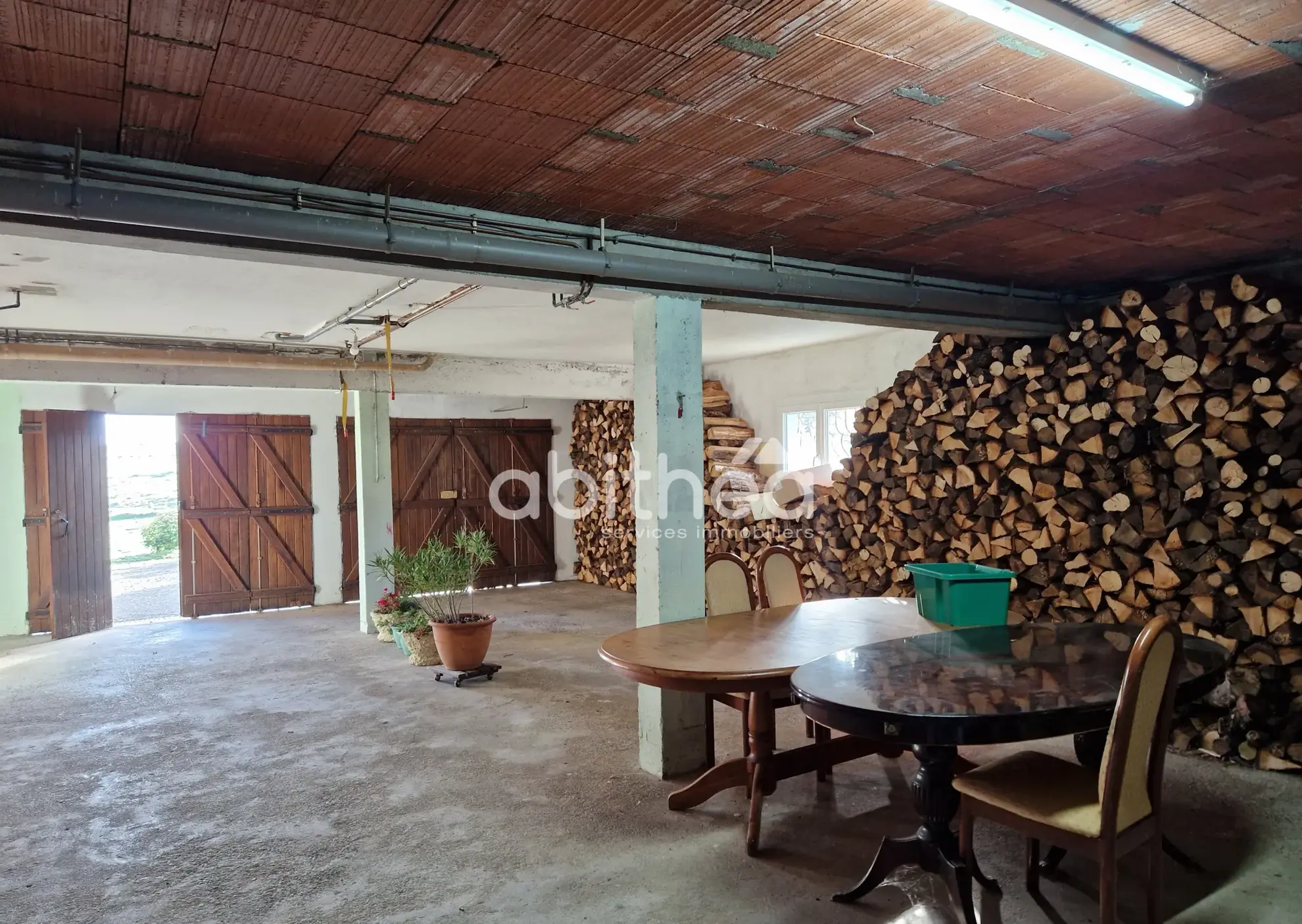 Maison semi-enterrée avec dépendance et grand terrain à Roumazières-Loubert 