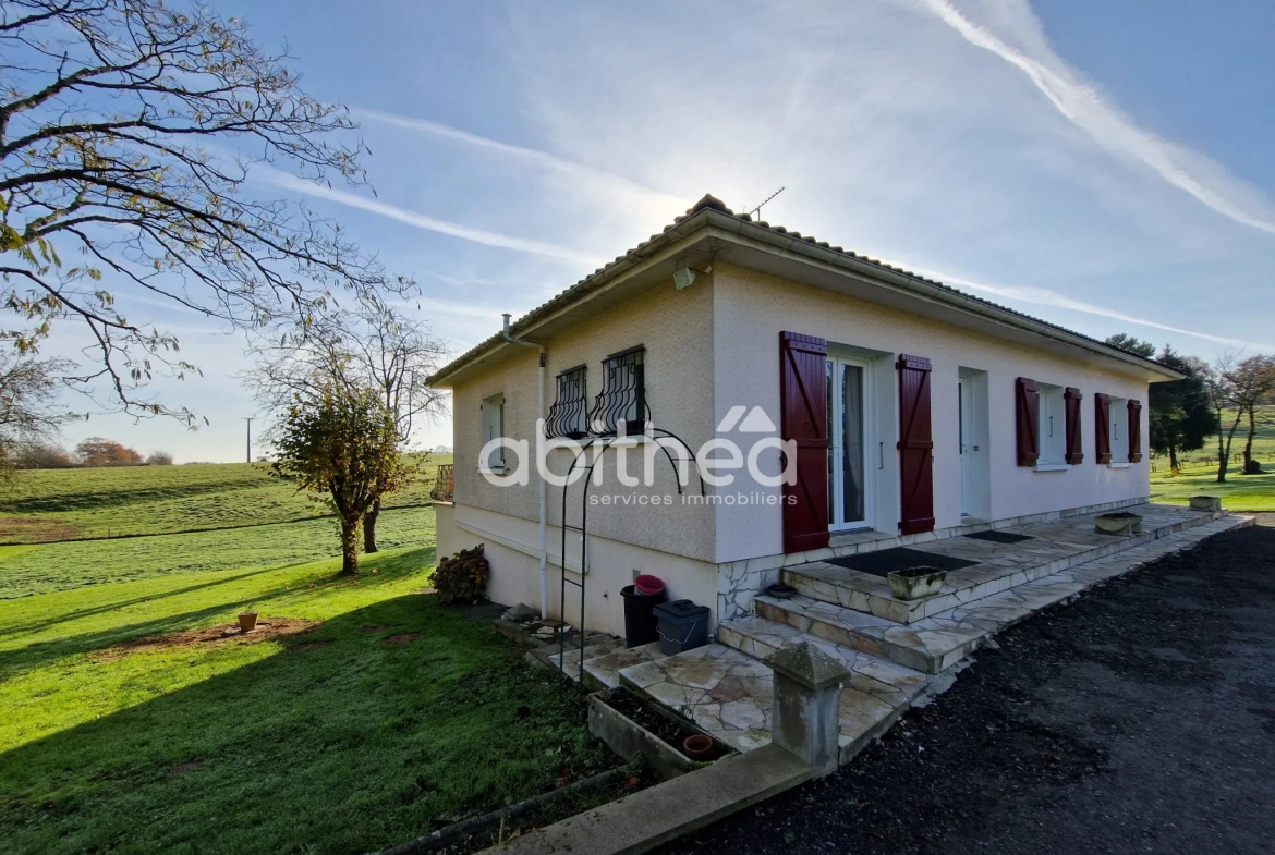 Maison semi-enterrée avec dépendance et grand terrain à Roumazières-Loubert 