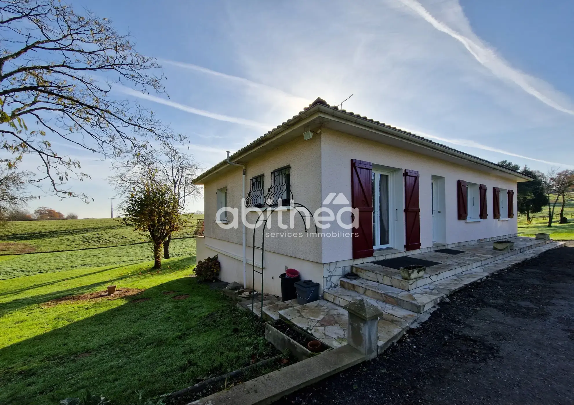 Maison semi-enterrée avec dépendance et grand terrain à Roumazières-Loubert 