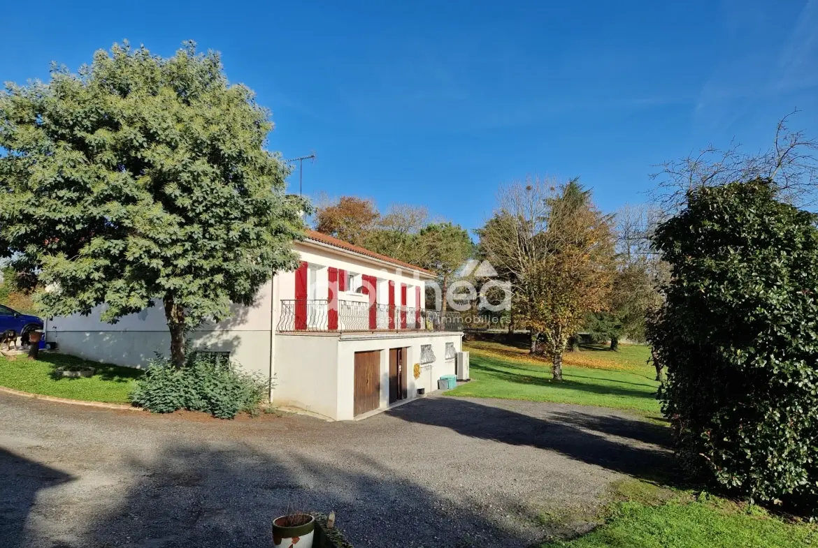 Maison semi-enterrée avec dépendance et grand terrain à Roumazières-Loubert 