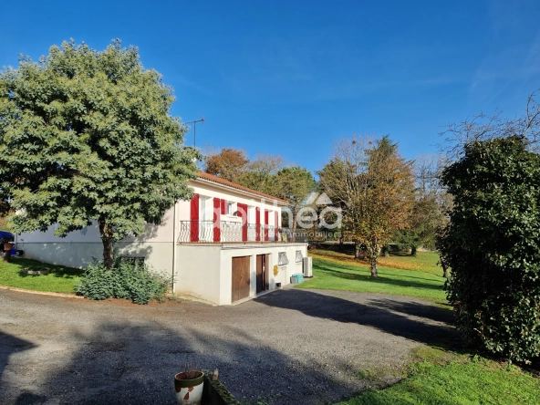 Maison semi-enterrée avec dépendance et grand terrain à Roumazières-Loubert