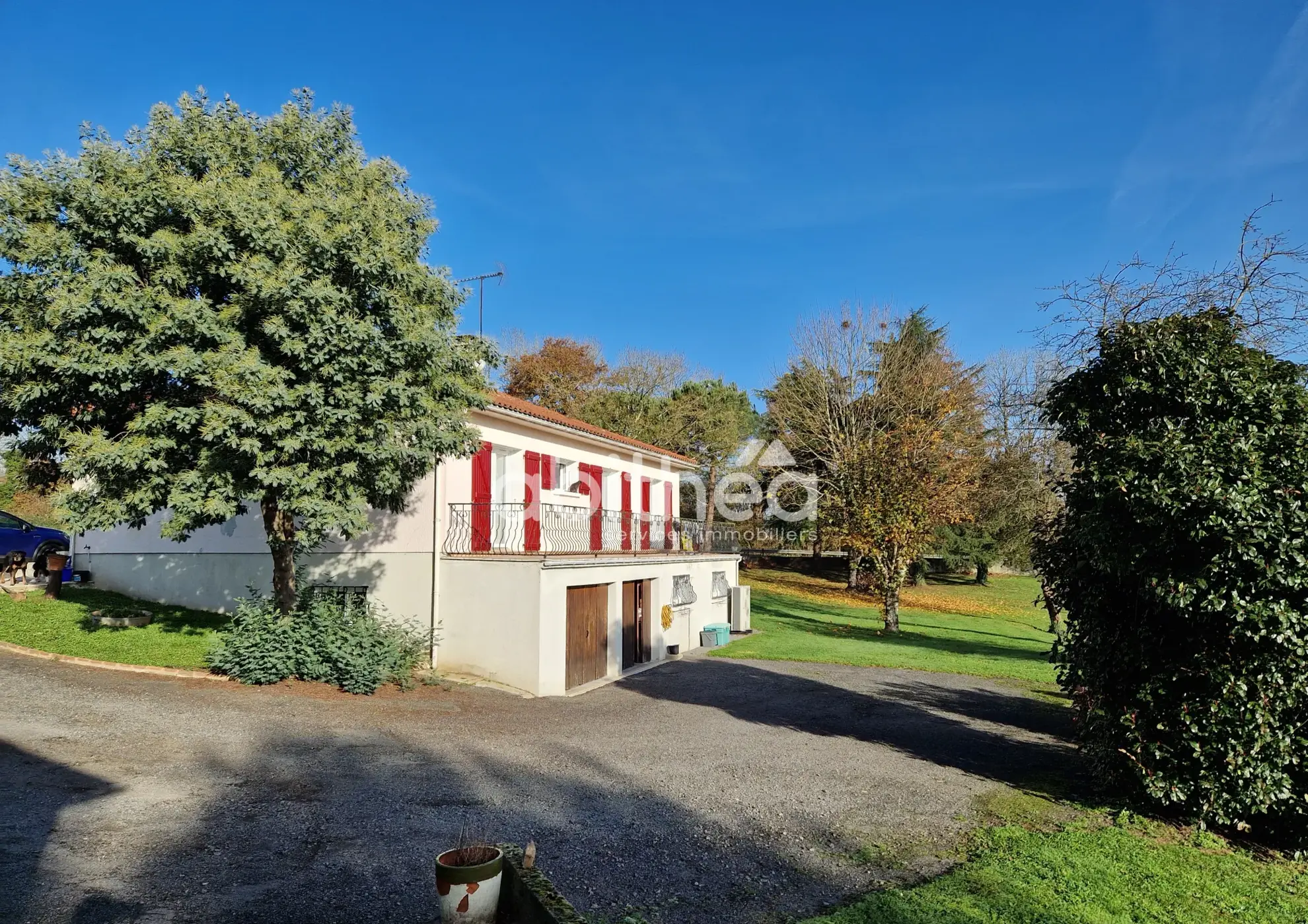 Maison semi-enterrée avec dépendance et grand terrain à Roumazières-Loubert 