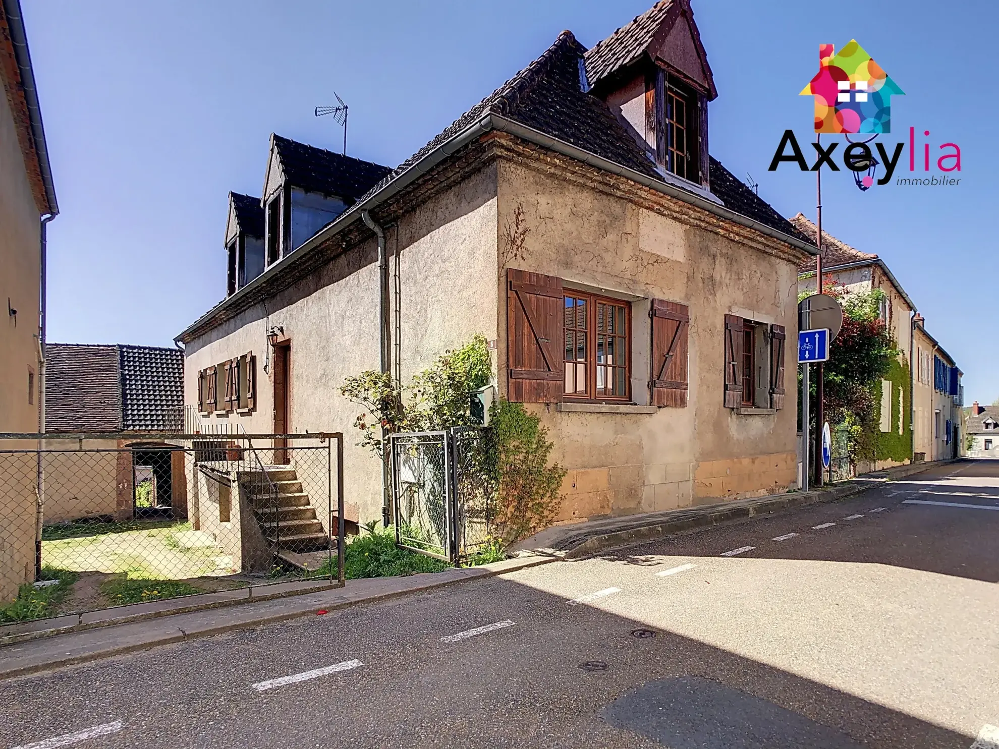 Maison de village à Saint-Agnan avec jardin et garage - 128 m² 